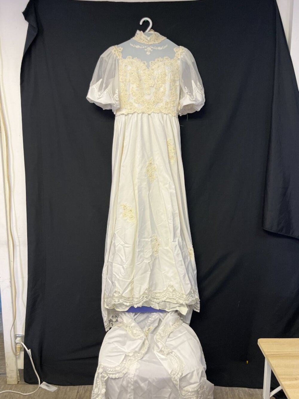 Vintage 1970's Wedding dress with long trail and floral beading - Picture 13 of 16